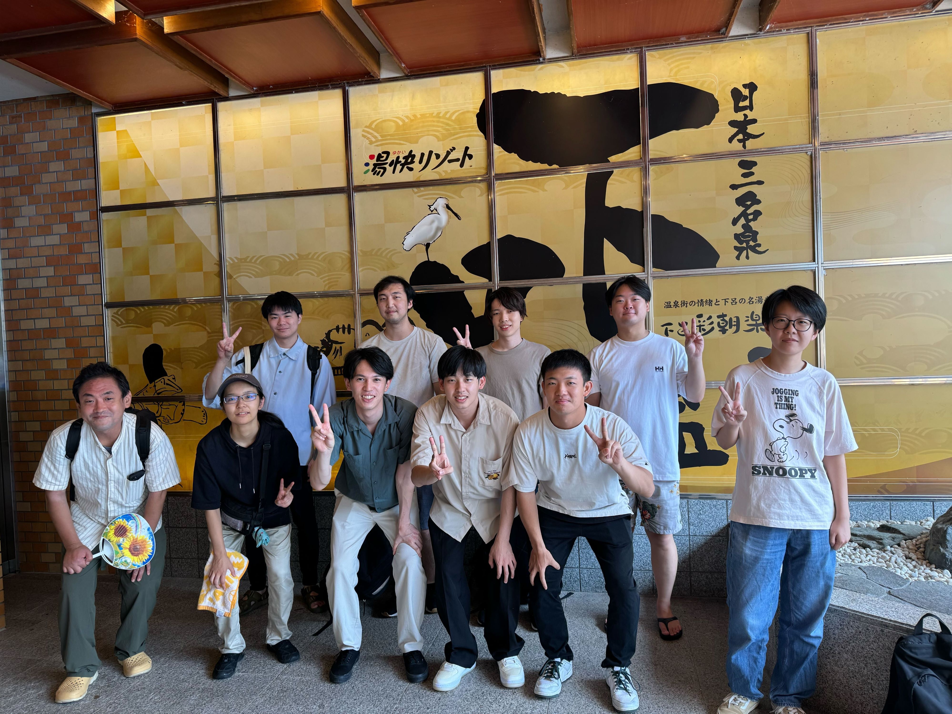 旅館前での集合写真